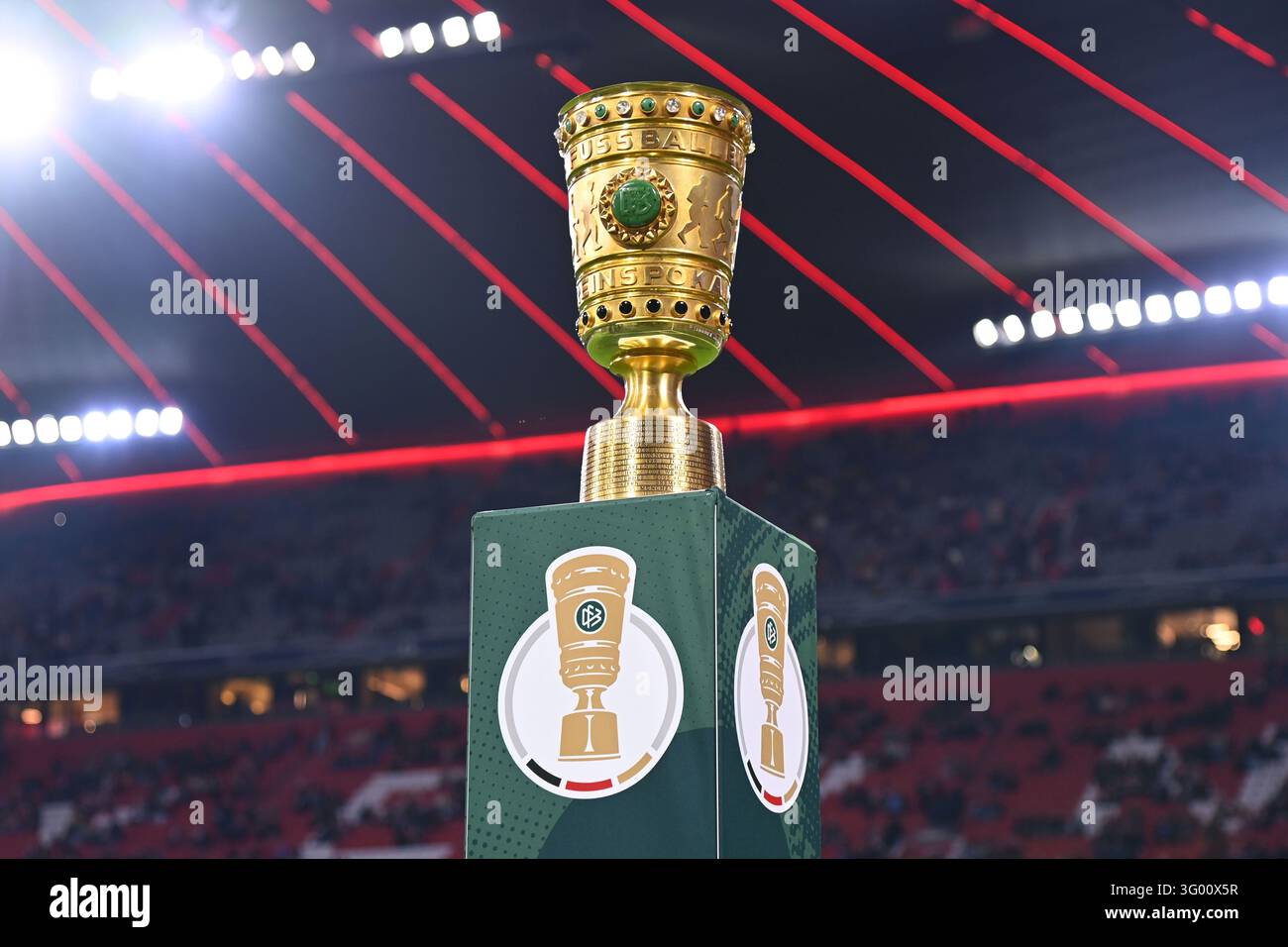 Simon Round Cup, cup, trophy, recording in the arena. Football DFB Cup, 2nd round ...