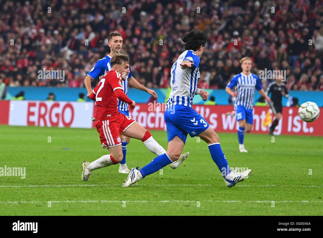 Simon Round Goal opportunity Lennart Karl (FC Bayern Munich), action, shot, DFB Cup ...