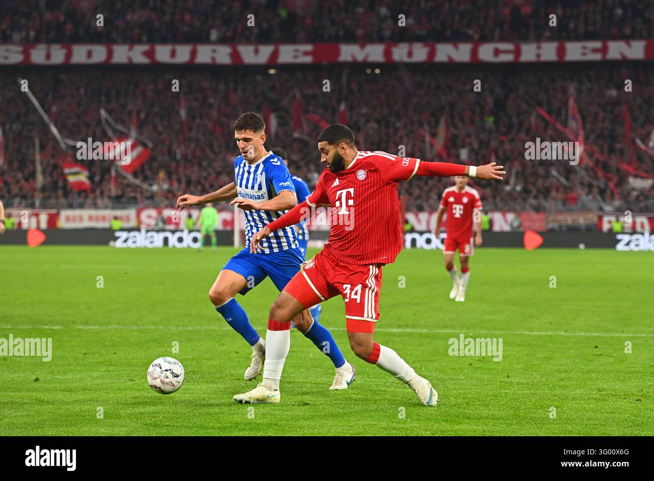 Simon Round Ismael Saibari (FC Bayern Munich), action, duel against Tobias M?ller ...