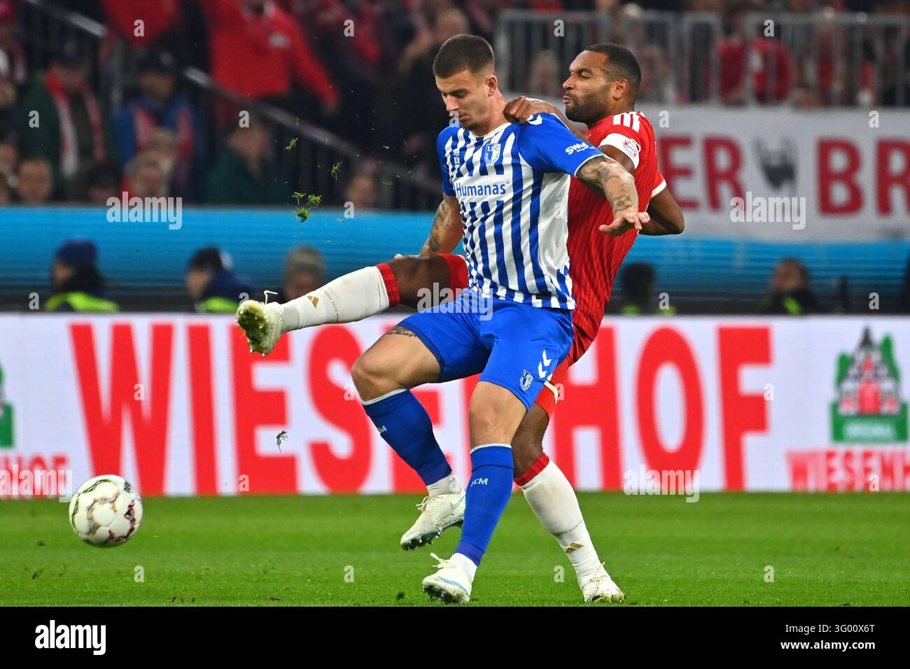 Simon Round Jonathan TAH (FC Bayern Munich), action, duel against Mateusz ZUKOWSKI ...