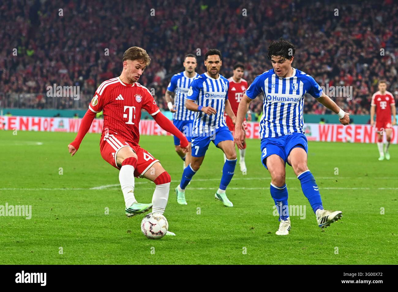 Tim Binder (FC Bayern Munich), action, duel against Anselmo Garcia Mac ...