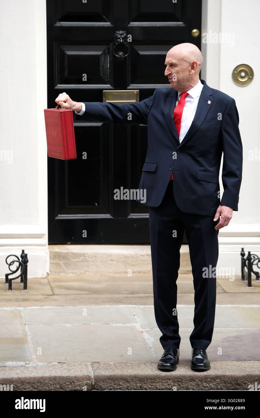 Chancellor John Healey leaves 11 Downing Street to present the Autumn ...