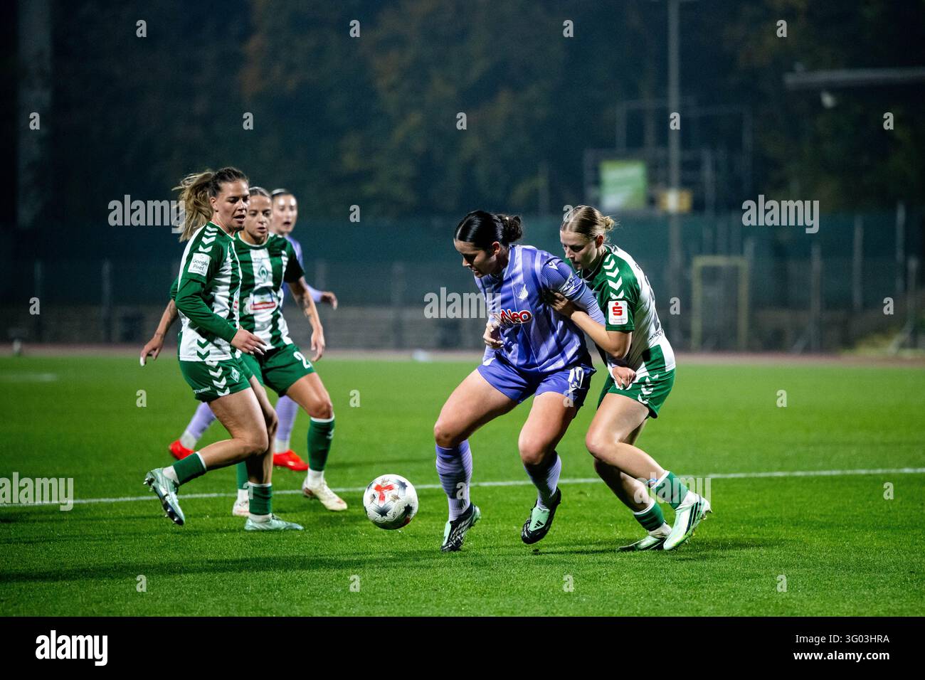 Svenja Fölmli (Hoffenheim, #19) on the ball in a duel. DFB regulations ...