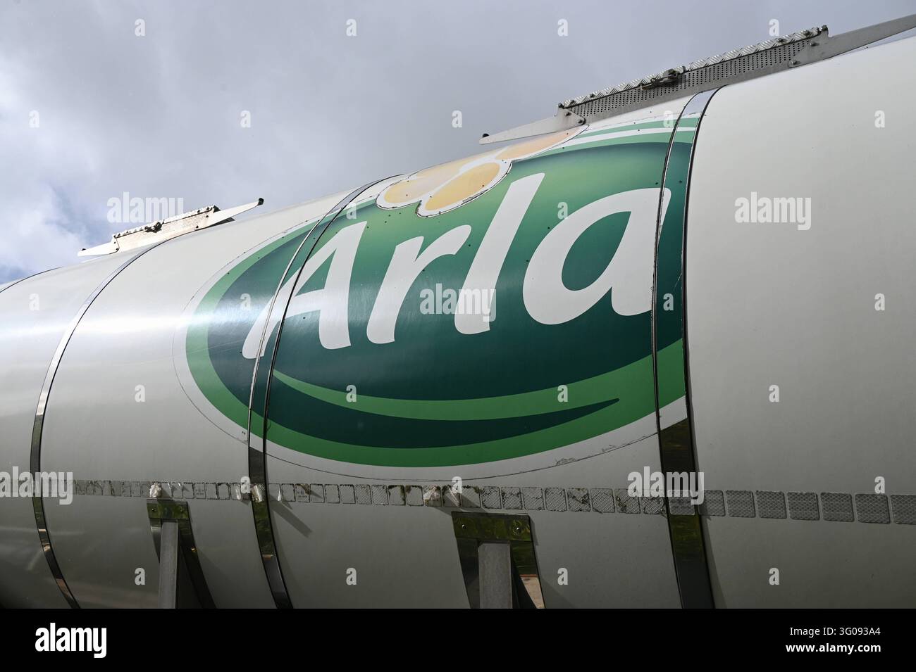 Ein Milch Transporter Milchtank der Molkerei ARLA mit Werbung steht am ...