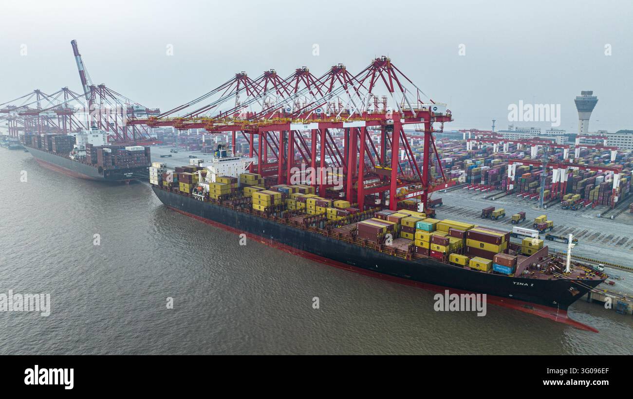 Load Container Photo Several large container vessels carry out loading and unloading ...