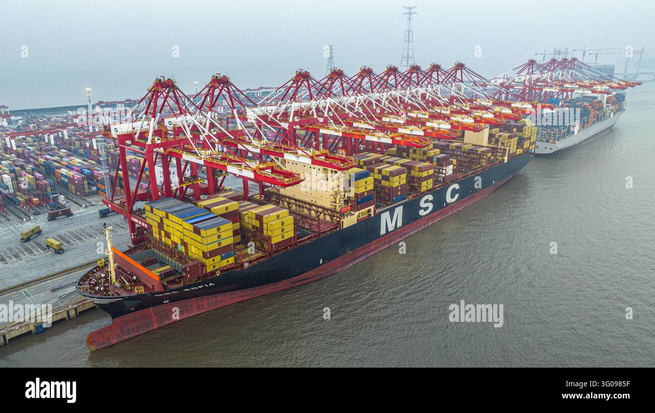 Load Container Photo Large container vessels carry out loading and unloading operations at ...