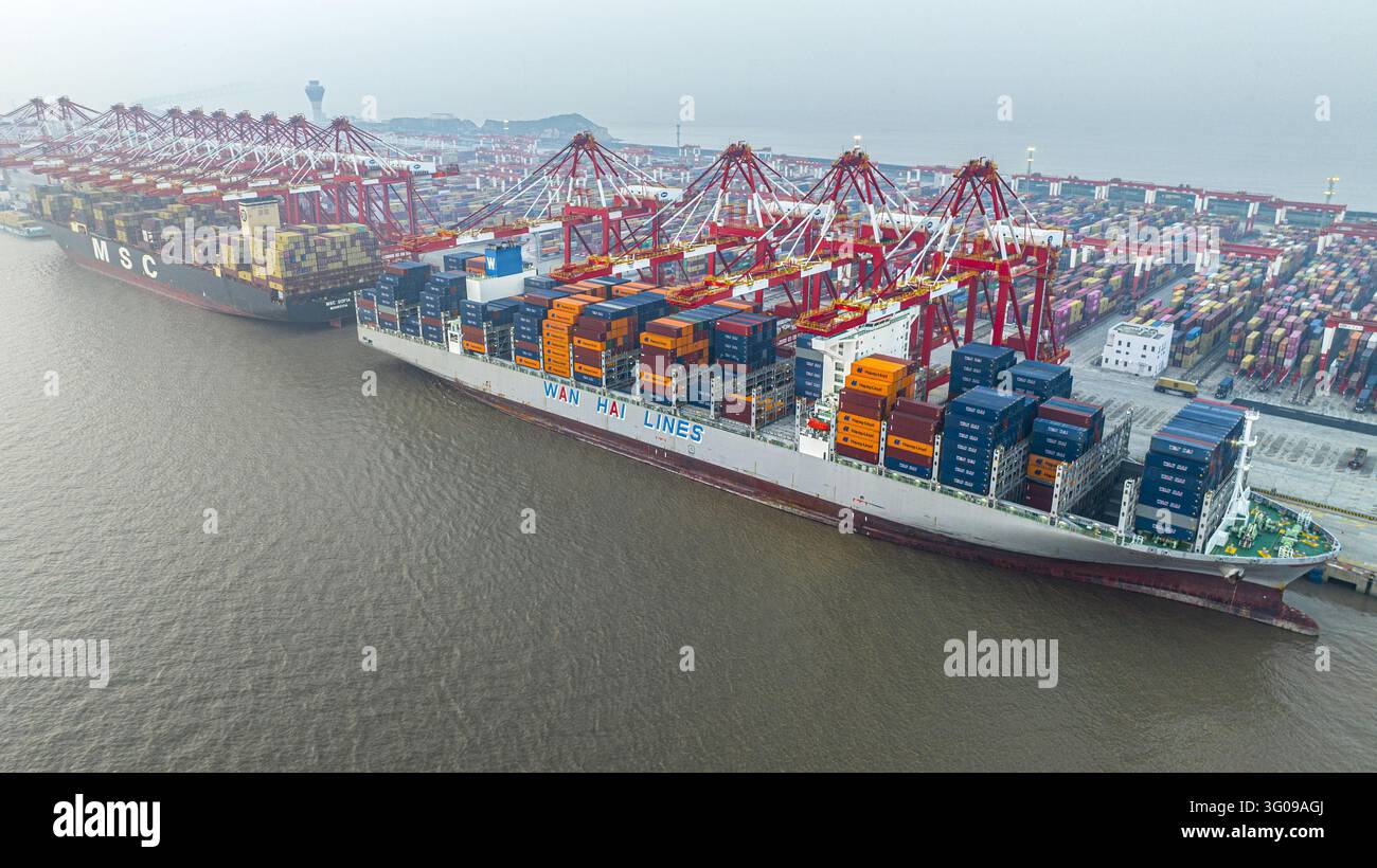Load Container Photo Several large container vessels carry out container loading and ...