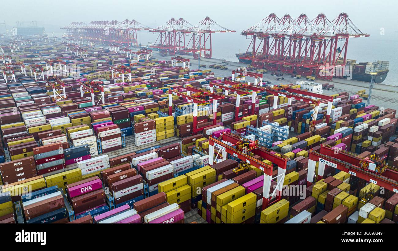 Load Container Photo Several large container vessels carry out loading and unloading ...