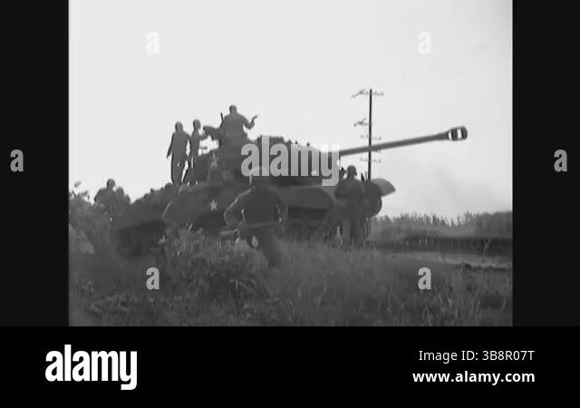 KOREA - 1950 - Marines drive tanks for combat and head towards Seoul ...