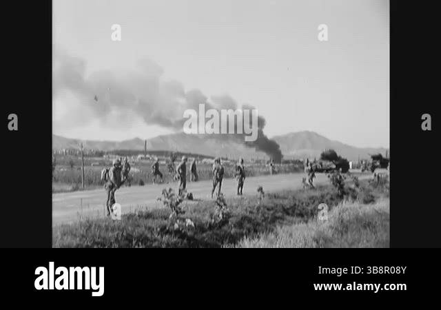 KOREA - 1950 - Marines move through battlefield towards Seoul during ...