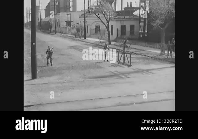 SOUTH CAROLINA - 1950 - Riot police stand behind barbed wire as mob ...