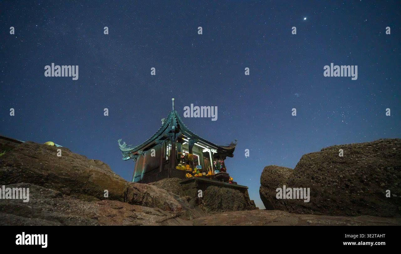 Hyperlapse Timelapse of Dong Temple at night Stock Video Footage - Alamy