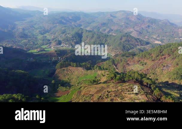 Scenic aerial view of lush green mountains and rice terraces in Banaue ...