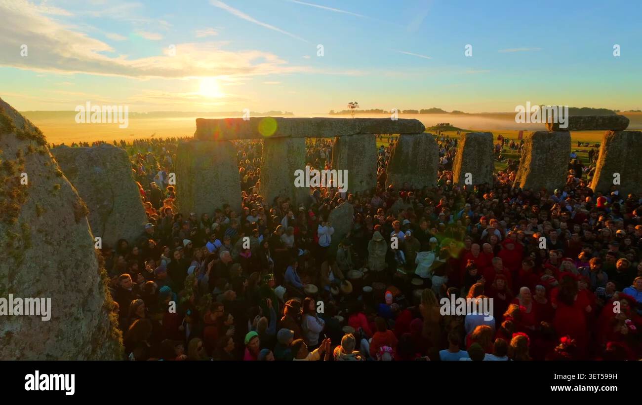 thousands-gather-to-stonehenge-to-witness-summer-solstice-stock-video