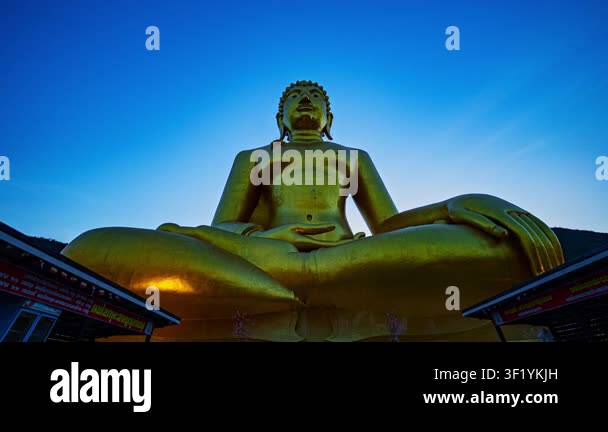 Time lapse sunrise over giant Golden Buddha statue in Lopburi Stock ...