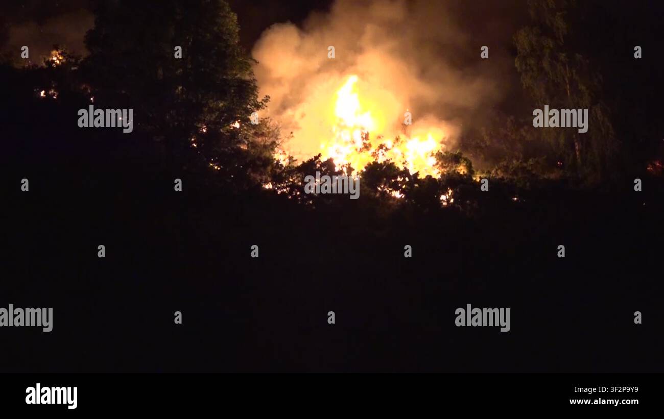 Fire crews respond to blaze at Arthur’s Seat in Edinburgh Stock Video