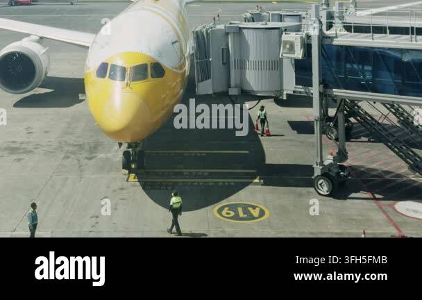 an-aircraft-getting-ready-for-takeoff-at-airpot-stock-video-footage-alamy