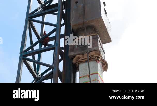 Pilling Rigg Driving piles, Pile driving equipment used for foundation construction ...