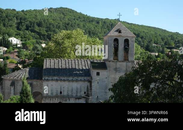 Saint-Michel Church bells are ringing, announcing a wedding in Malaucne ...