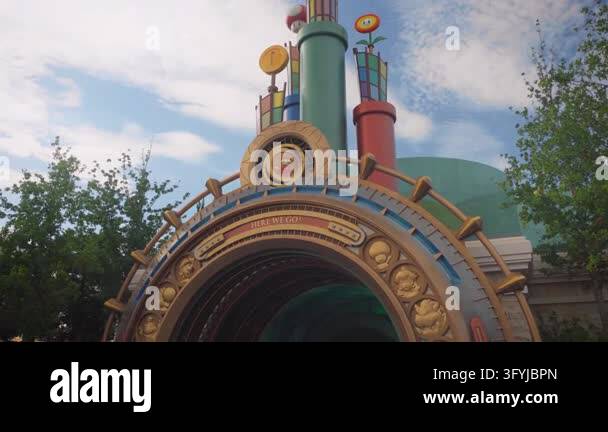 Super Nintendo World green warp pipe entrance portal featuring Mario ...