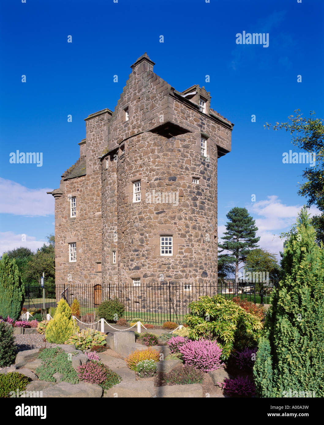 Claypotts Castle, Dundee City, Scotland, UK. A 16th Century Z plan tower house Stock Photo Alamy