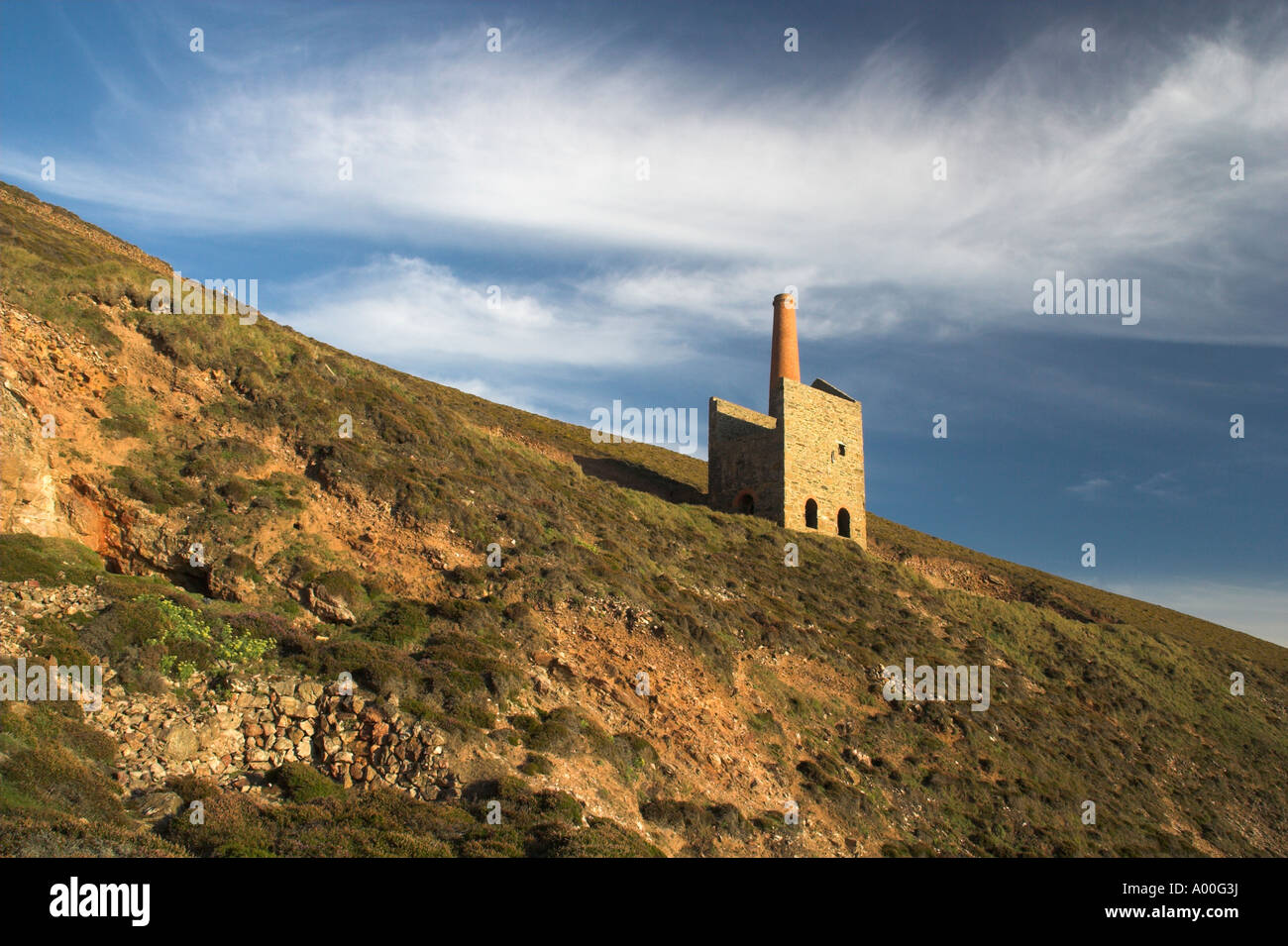 Looking up at Towanroath Engine House from the cliff below at Wheal Coates near St Agnes Cornwall England UK. Stock Photo