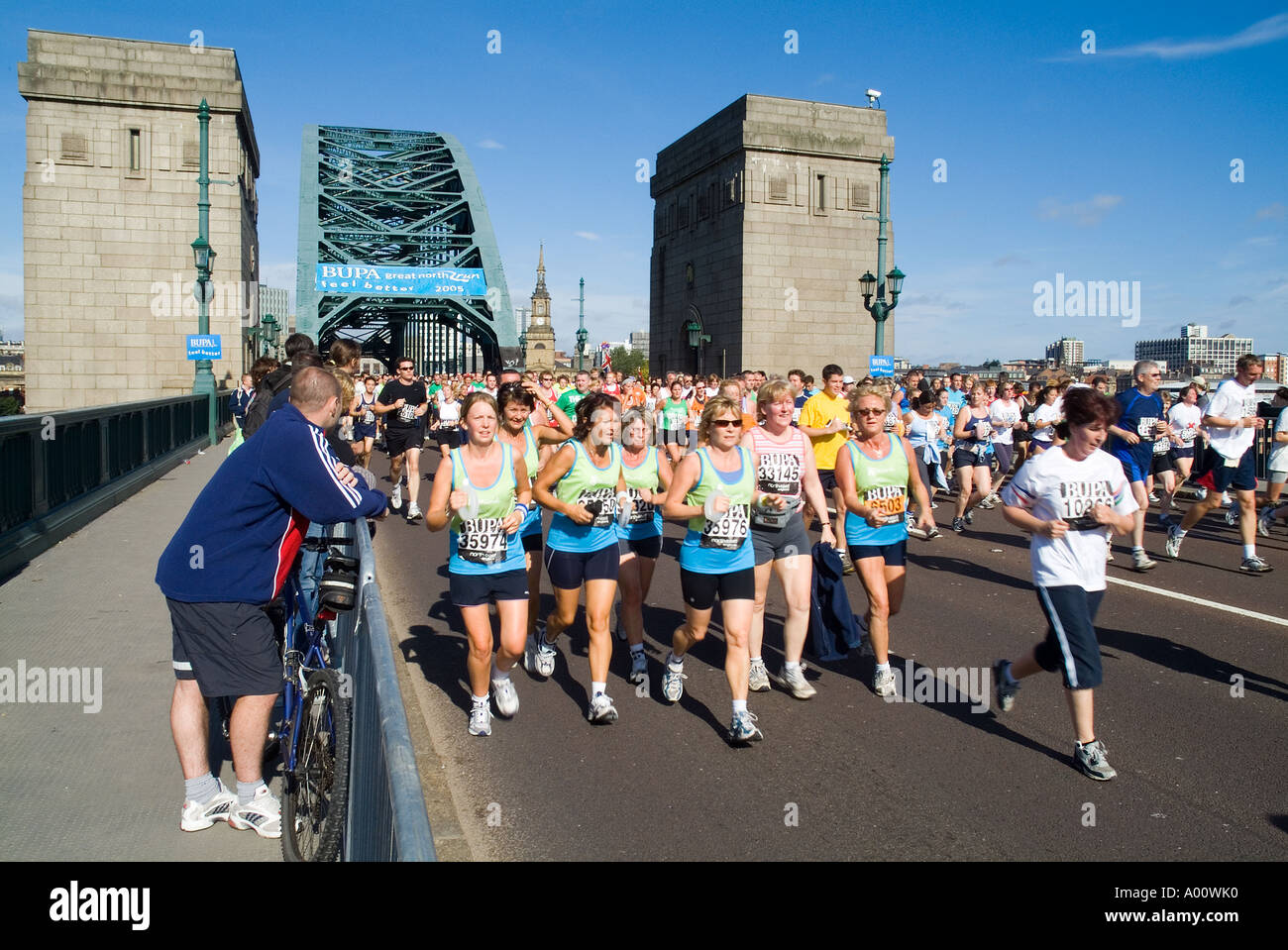 dh Great North Run NEWCASTLE NORTHUMBRIA Runners running over the Tyne bridge in half marathon road race jogging women club Stock Photo