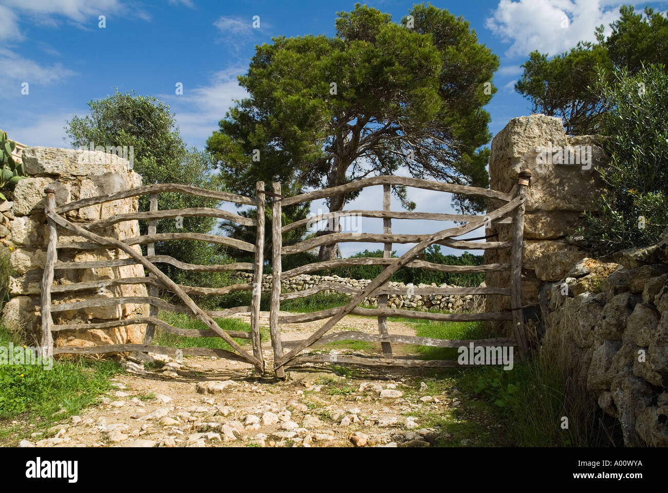 dh Binigaus Nou ES MIGJORN GRAN MENORCA Traditional Menorcan styled wooden gate lane path Stock Photo