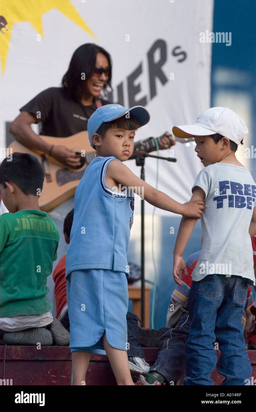 Singer youth children audience hi-res stock photography and images - Alamy