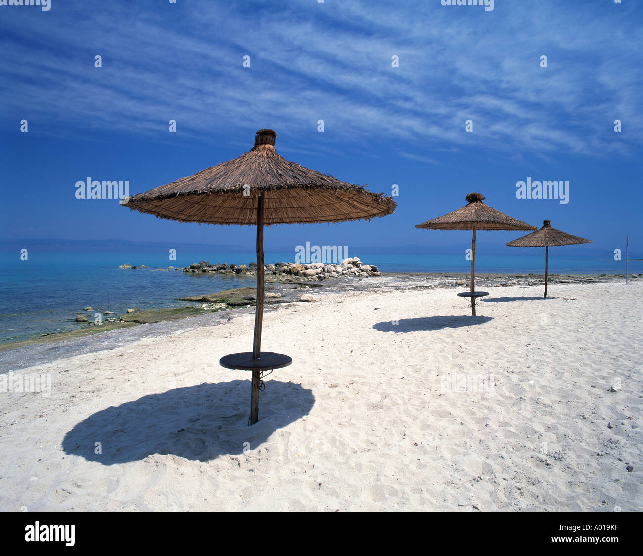 Sonnenschirme aus Stroh am Strand von Afytos, Chalkidike, Griechenland
