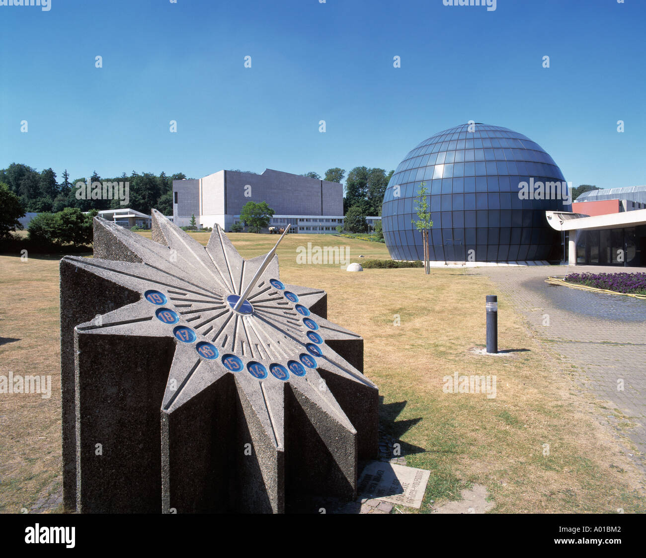 Sonnenuhr vor dem Planetarium und Theater in Wolfsburg, Niedersachsen Stock Photo