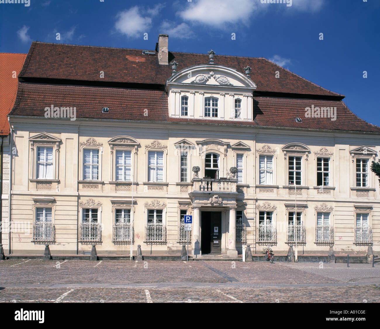 Kavaliershaus Nr. 10 (Amtsgericht) an der Schlossfreiheit in Zerbst, Sachsen-Anhalt Stock Photo