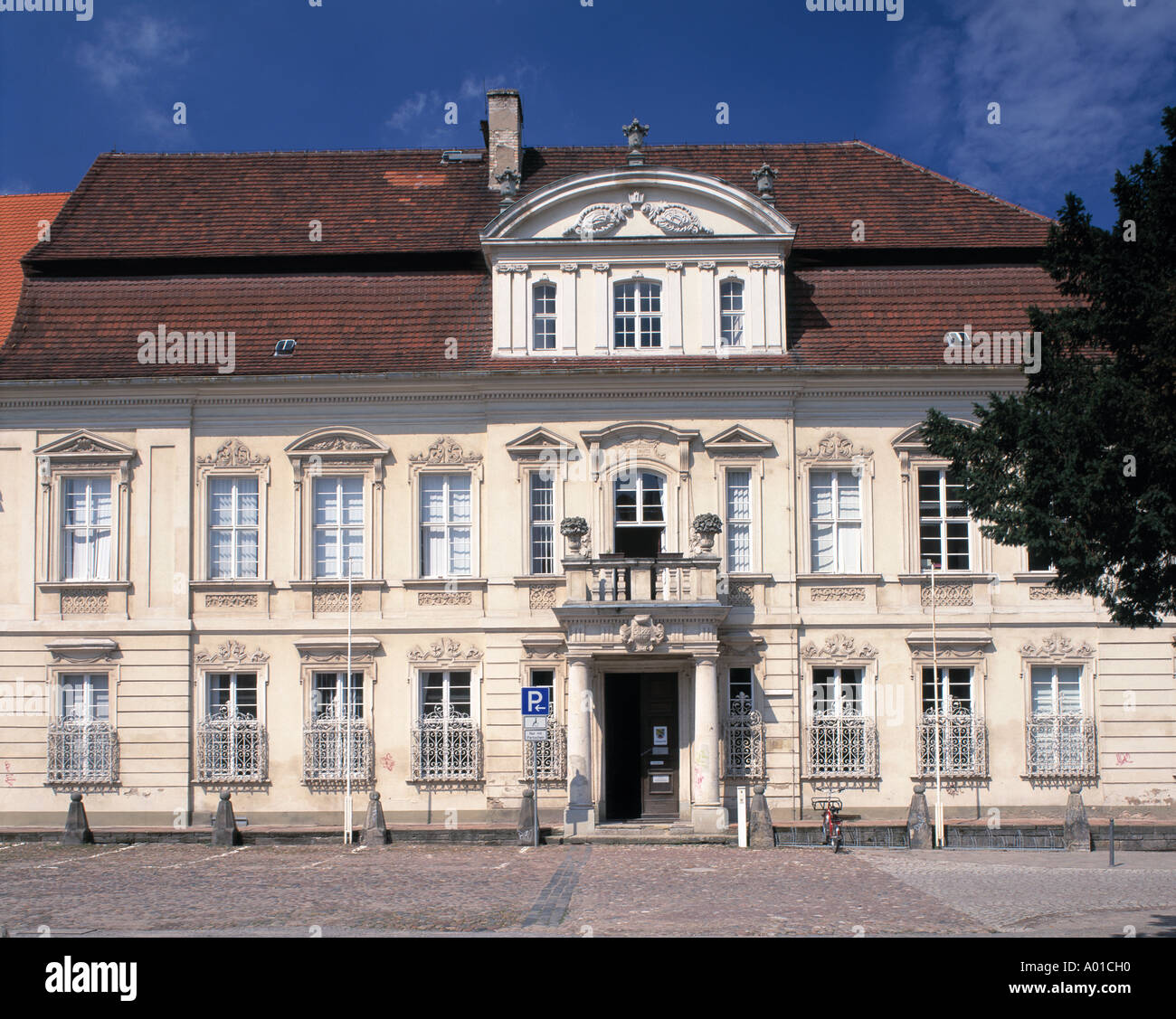 Kavaliershaus Nr. 10 (Amtsgericht) an der Schlossfreiheit in Zerbst, Sachsen-Anhalt Stock Photo