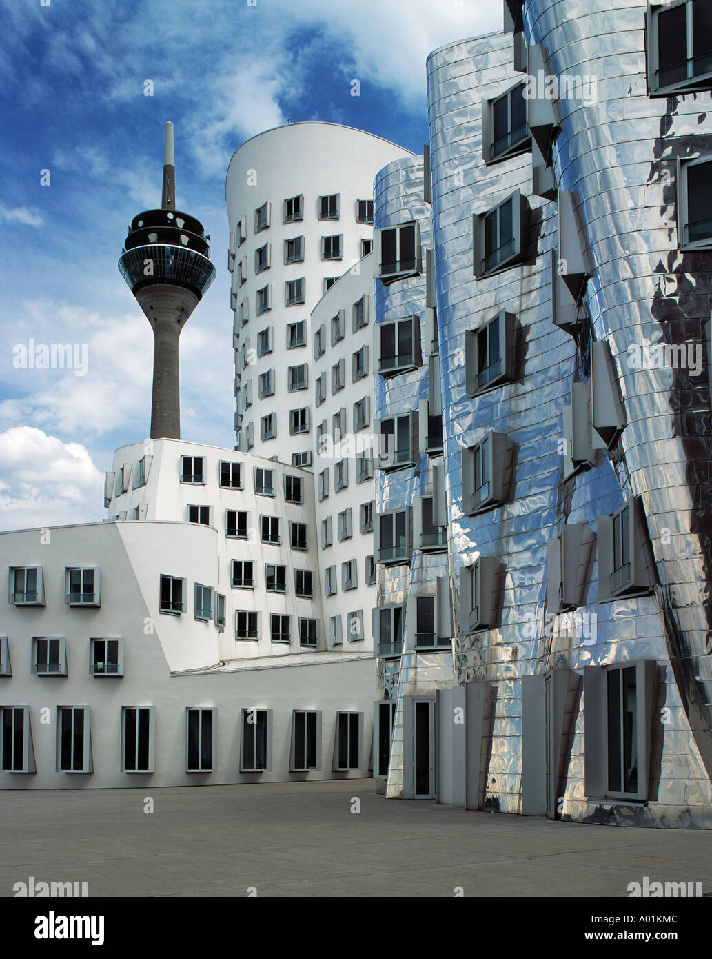 moderne Architektur, moderne Buerogebaeude, Fernmeldeturm Lang Wellem, Rheinturm mit Gehry-Bauten, Architekt Frank O. Gehry, Duesseldorf, Rhein, Nordr Stock Photo