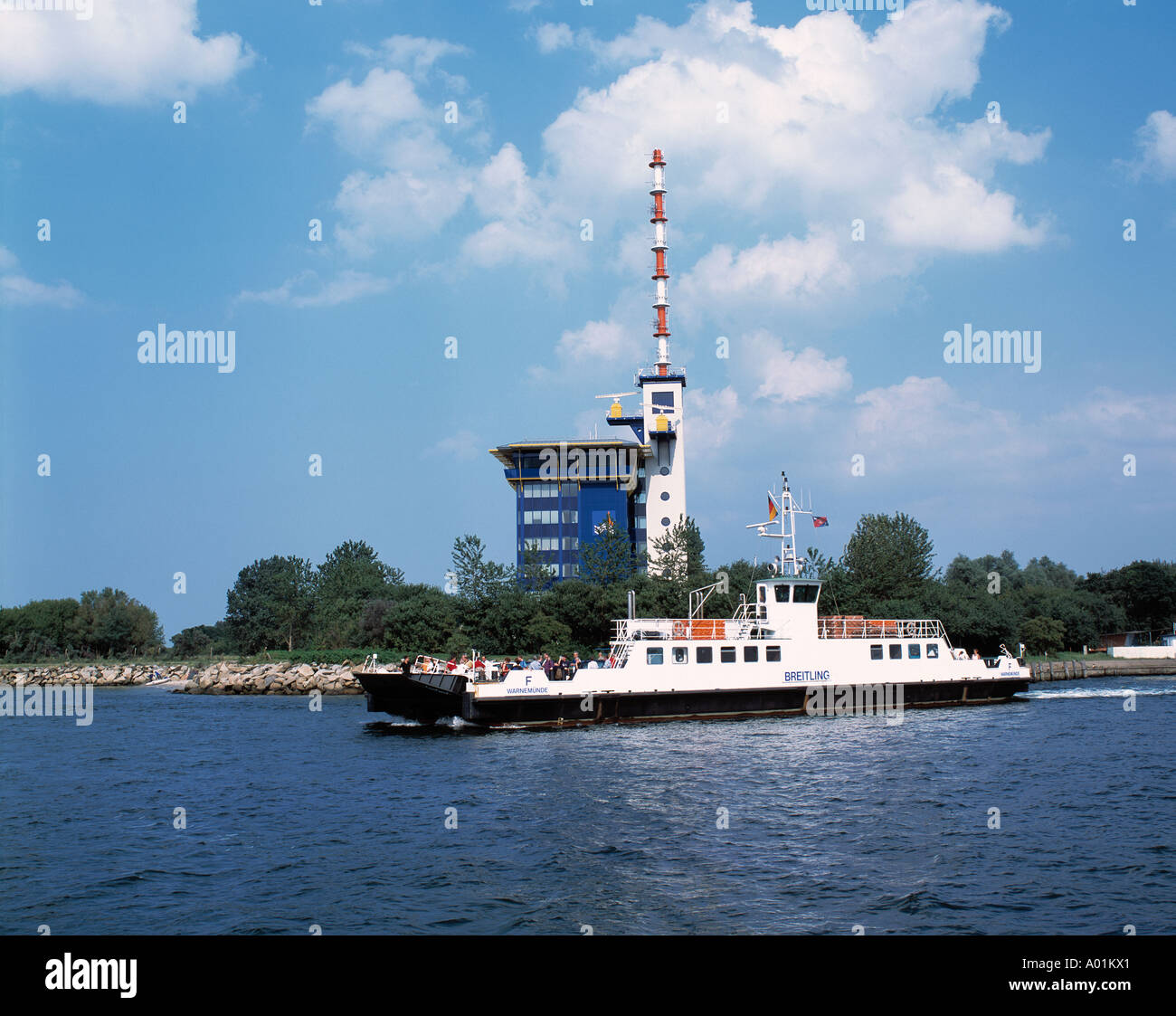 warnow-faehre-in-rostock-warnemuende-seebad-ostsee-mecklenburg