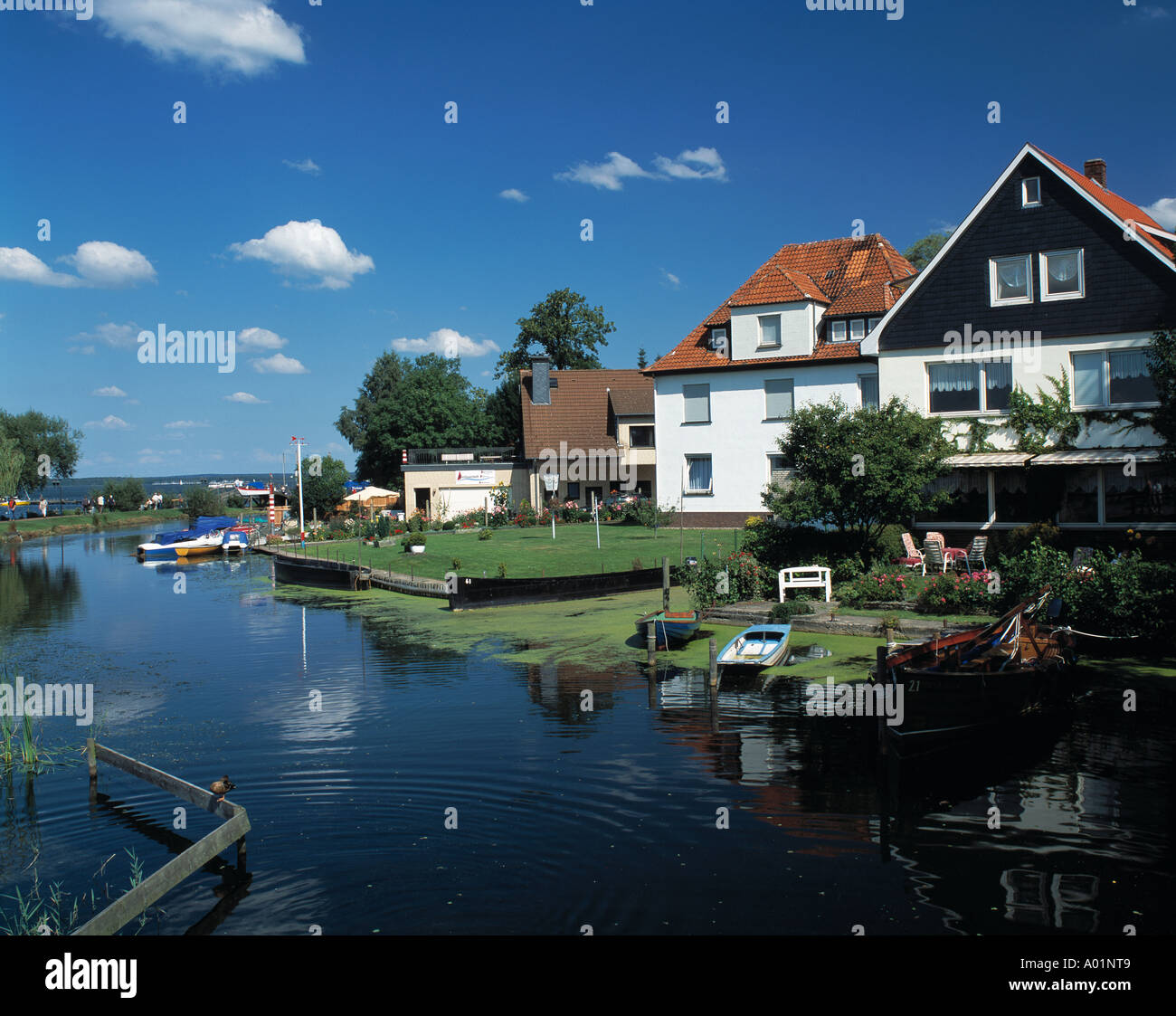 Seeuferpromenade am Steinhuder Meer, Wohnhaeuser am Wasser, Hausboote, Wunstorf-Steinhude, Naturpark Steinhuder Meer, Niedersachsen Stock Photo