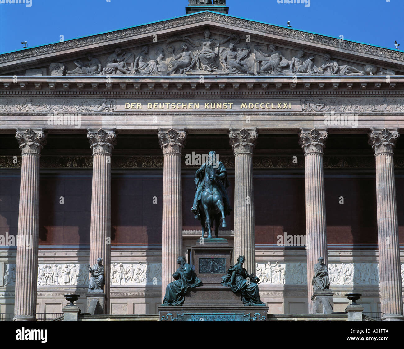 Alte Nationalgalerie, Baustil eines Tempels, Saeulenreihe, Ionische Saeulen, Reiterdenkmal Koenig Friedrich Wilhelm IV, Reiterstatue, Berlin Stock Photo