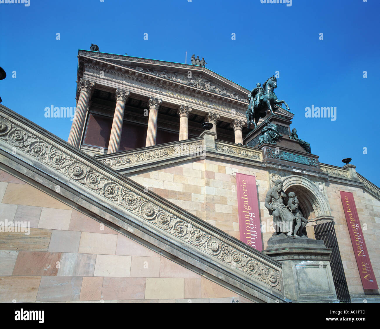 Alte Nationalgalerie, Baustil eines Tempels, Saeulenreihe, Ionische Saeulen, Reiterdenkmal Koenig Friedrich Wilhelm IV, Reiterstatue, Berlin Stock Photo