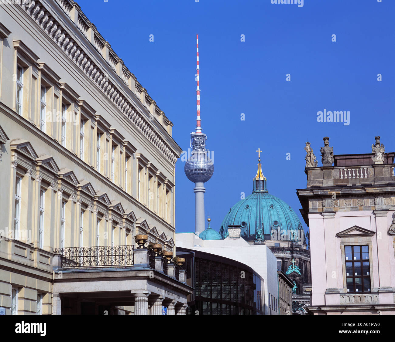 Palais am Festungsgraben mit Fernsehturm, Domkuppel und Zeughaus
