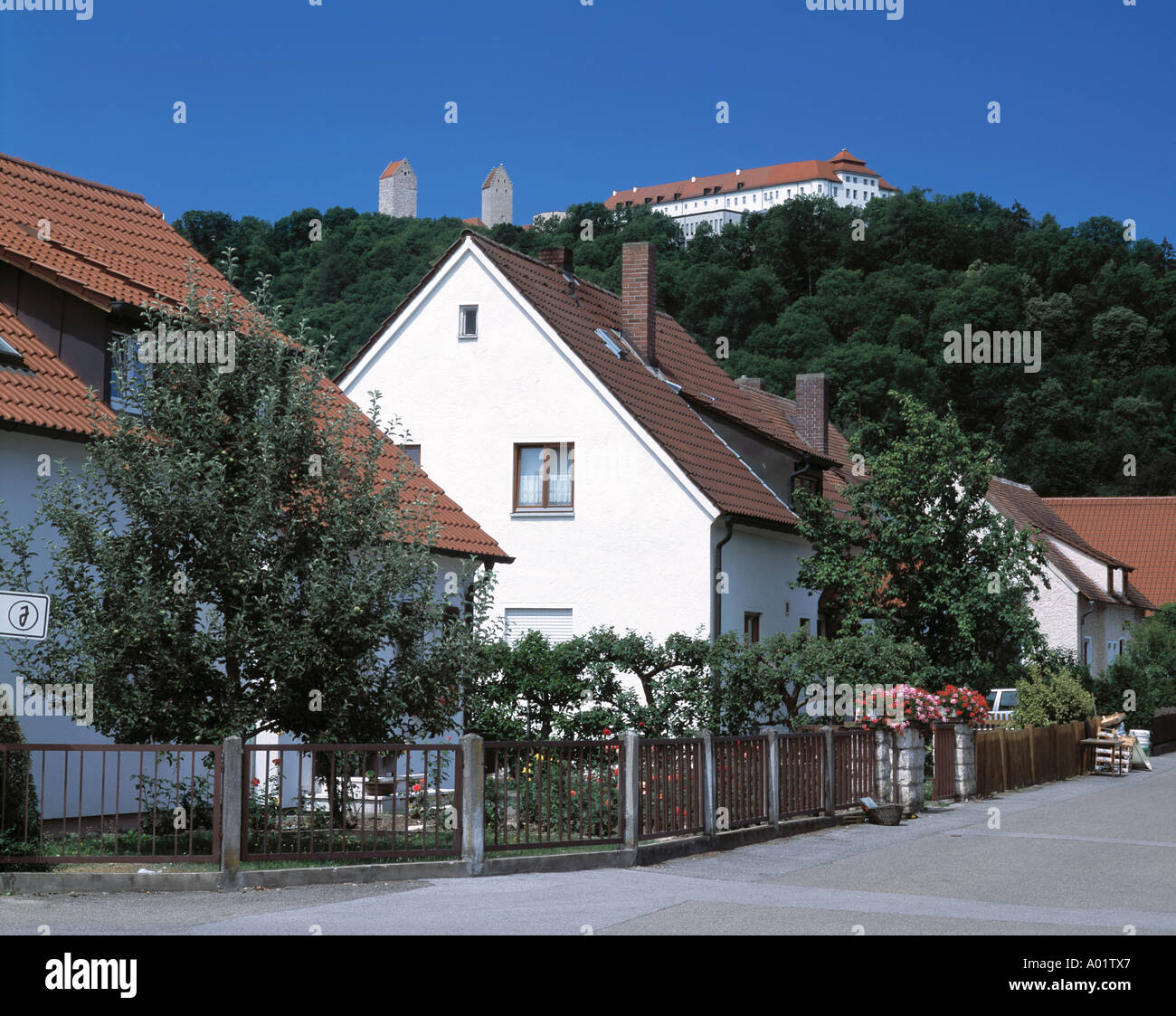 Schloss Hirschberg, Wohnsiedlung, Wohnhaeuser, Einfamilienhaeuser, Beilngries, Naturpark Altmuehltal, Main-Donau-Kanal, Oberbaye Stock Photo