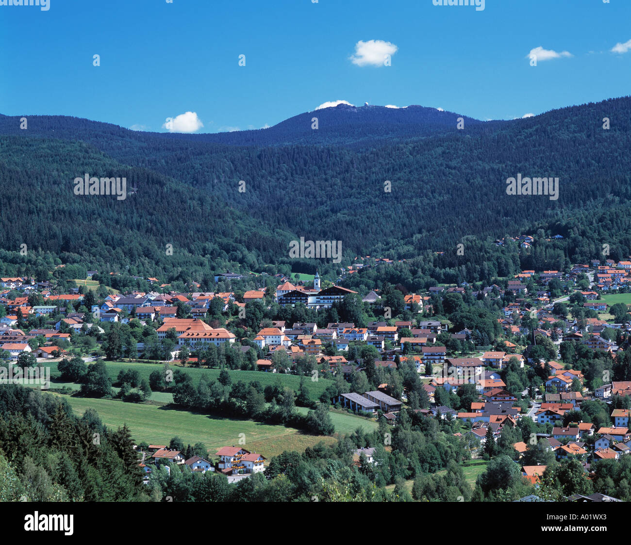 Panoramablick, bergige Landschaft, bewaldete Landschaft, Stadt Bodenmais und Grosser Arber, Bodenmais, Naturpark Bayerischer Wald, Niederbayern, Bayer Stock Photo