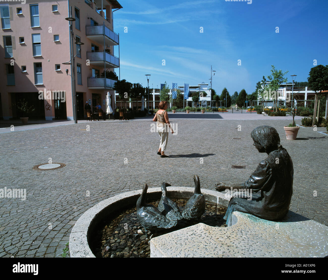 Fussgaengerzone, Gaenselieselbrunnen, Brunnen, Skulpturen, D-Neustadt an der Donau-Bad Goegging, Abens, Niederbayern Stock Photo