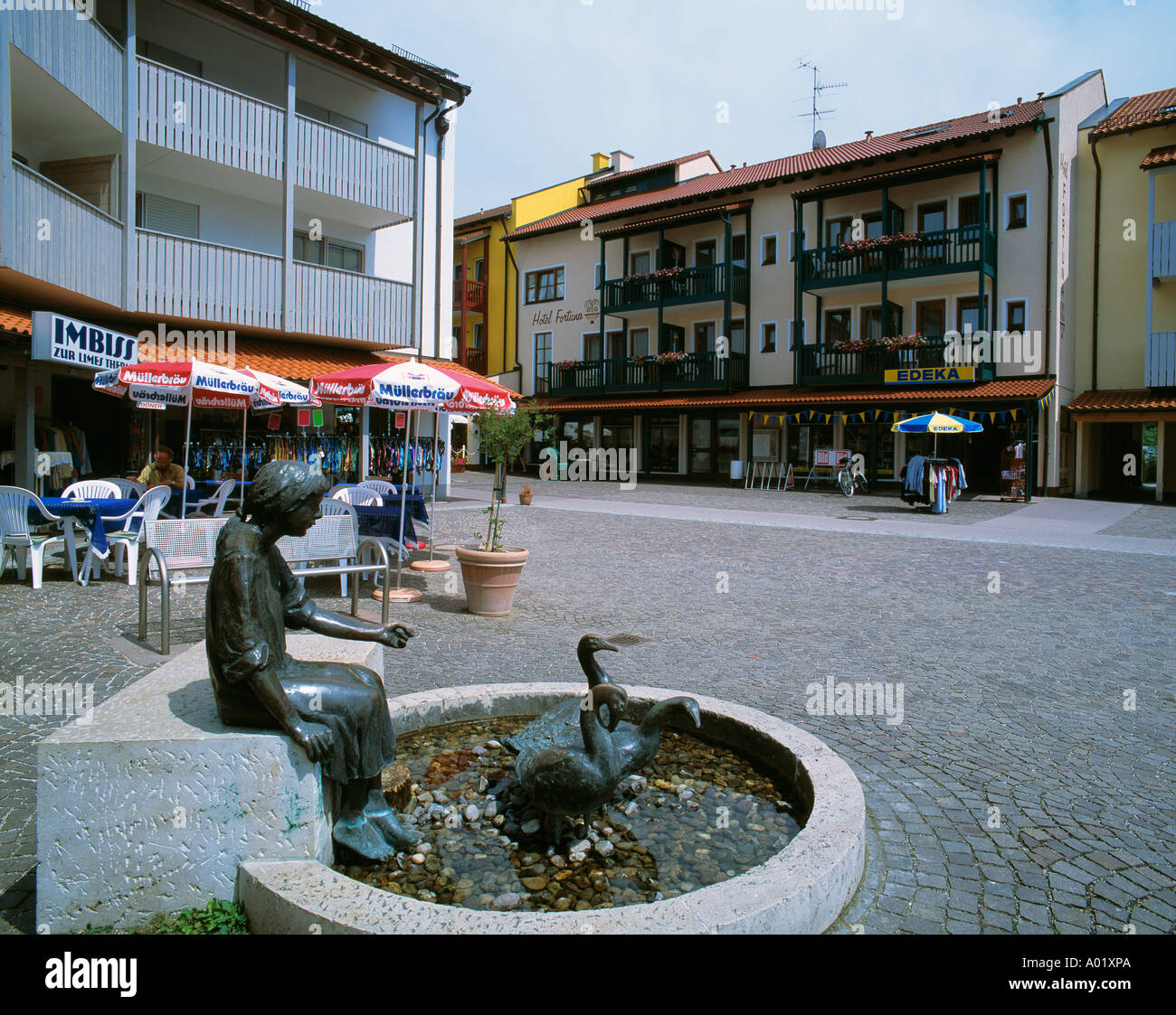 Fussgaengerzone, Gaenselieselbrunnen, Brunnen, Skulpturen, D-Neustadt an der Donau-Bad Goegging, Abens, Niederbayern Stock Photo