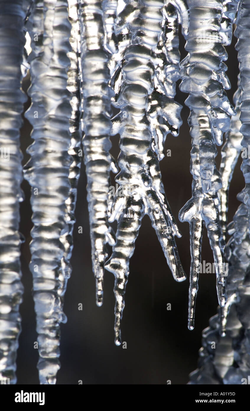 ICICLES ON A FOUNTAIN IN THE MUNICIPAL PARK AT KETTERING NORTHAMPTONSHIRE UK PIC BY JOHN ROBERTSON Stock Photo
