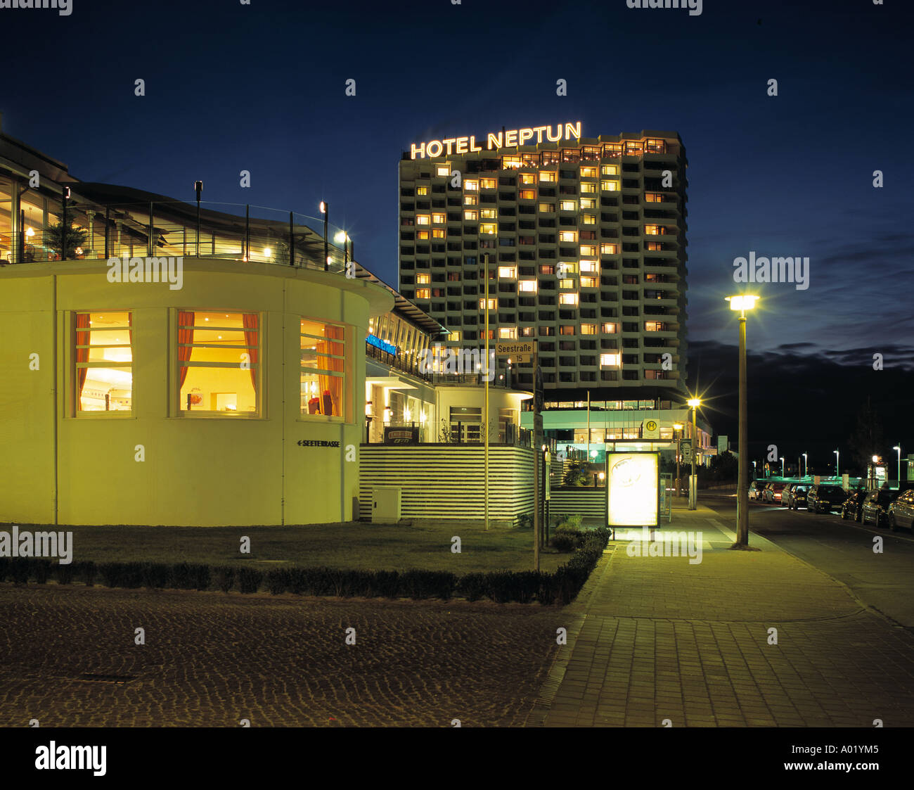 Restaurant des Kurhauses und Hotel Neptun bei Nacht, Rostock