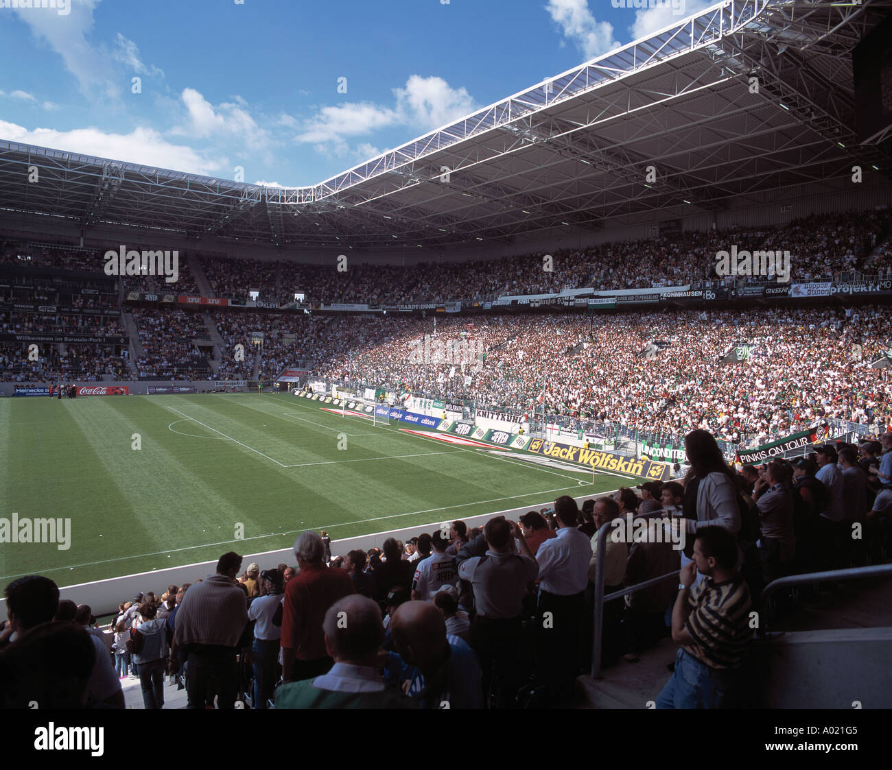 football, Bundesliga, 2004/2005, Borussia Moenchengladbach versus Borussia Dortmund 2:3, new stadium Borussia Park, crowd of spectators, fans, Stock Photo