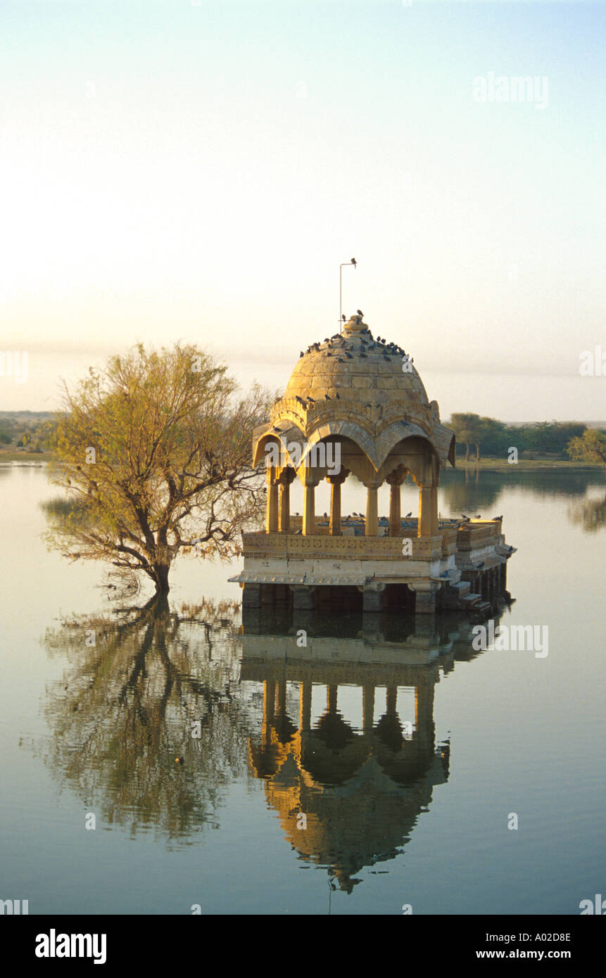 Temple on Gadi Sagar Reservoir, Jaiselmer, Rajasthan, India Stock Photo