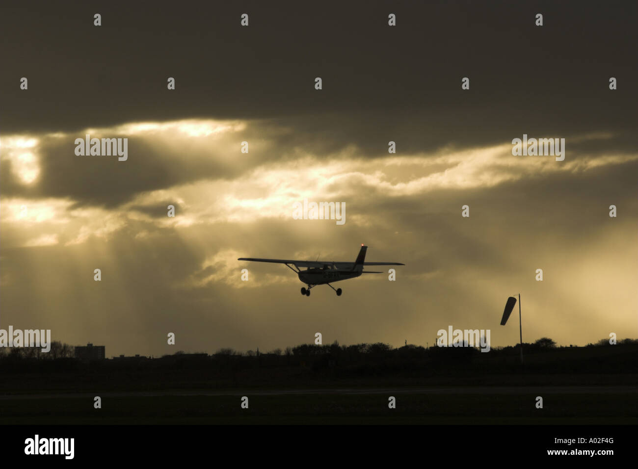 Small plane takes off hi-res stock photography and images - Alamy
