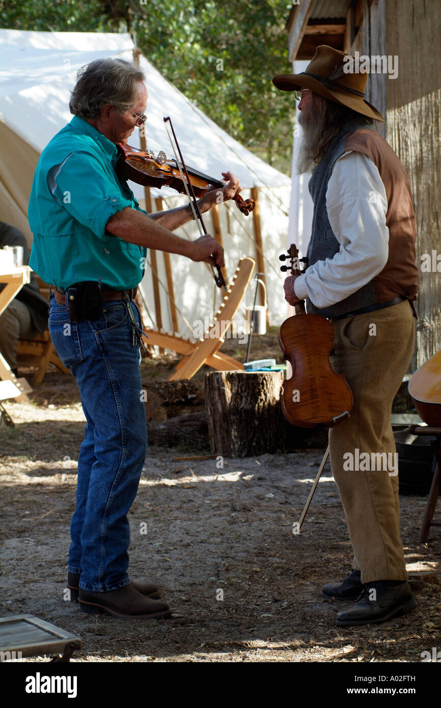 Old man playing fiddle hires stock photography and images Alamy