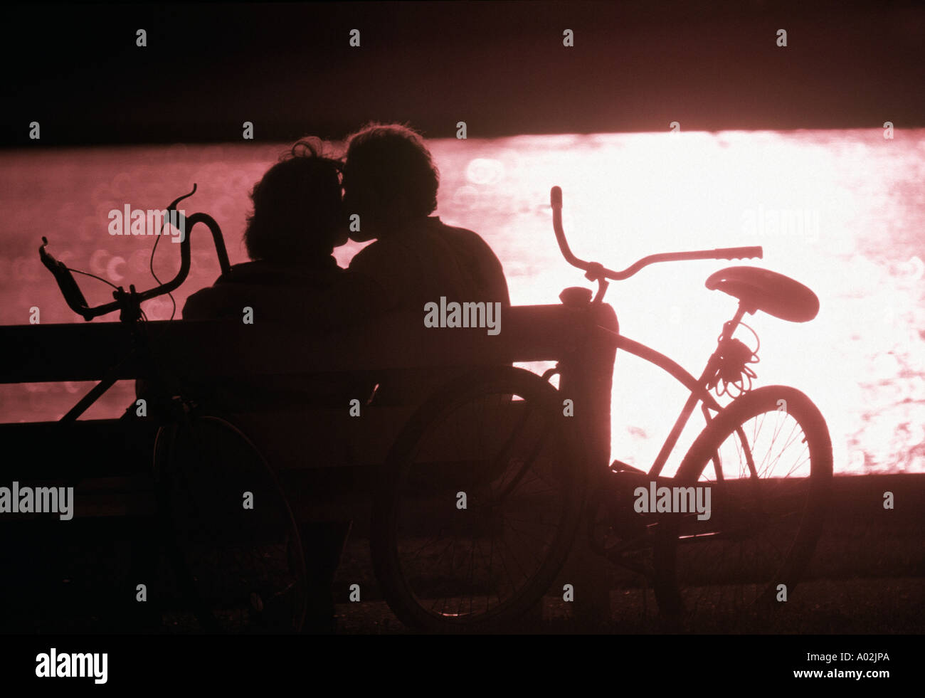 Couple kissing silhouette lake hi-res stock photography and images - Alamy